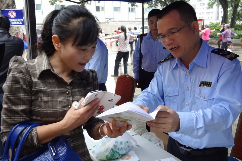 市食药监、进一步加强食品药品政策法规和政务服务工作