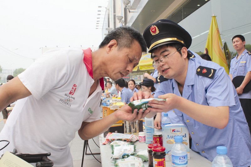 真假“老干妈”有何区别？315防伪教你识真辨假