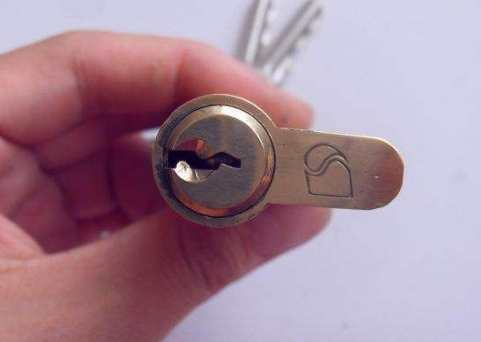 木门锁芯配件防伪标签的作用，锁芯配件怎么定制防伪标？